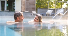 Piscine extérieure et pelouse de détente à Sunparks Oostduinkerke aan zee